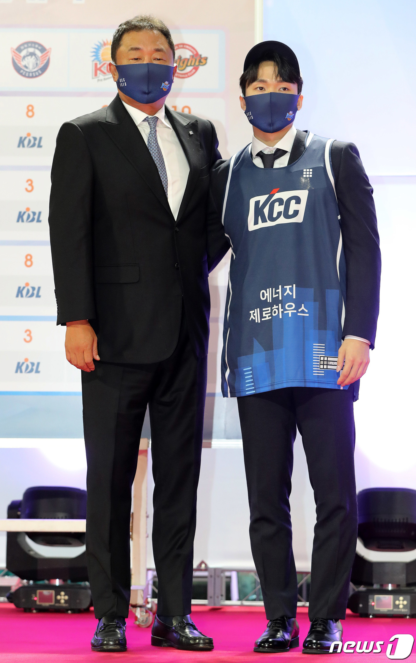 KCC 유니폼 입은 송동훈