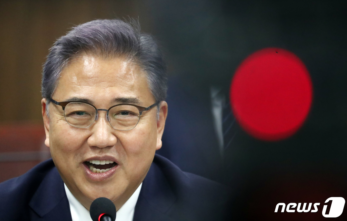 민주당 해임안 당론발의, 박진 장관 웃고는 있지만