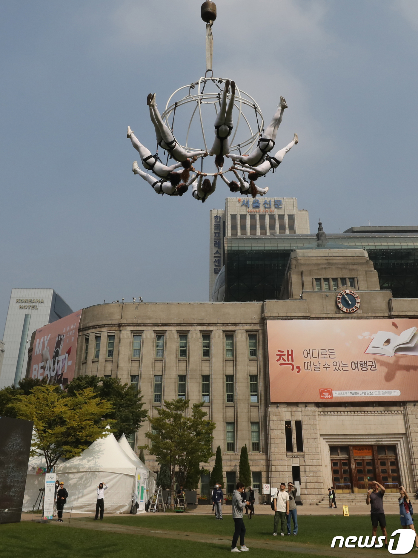 중력을 거스르는 카오스모스