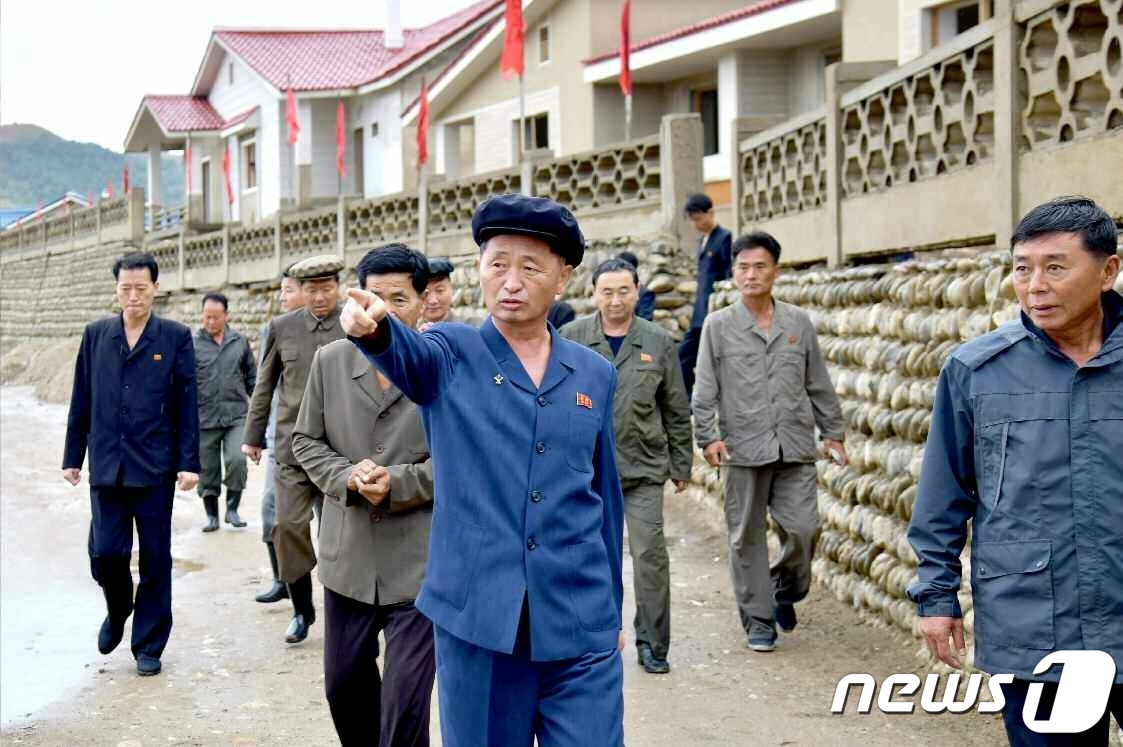 北 김덕훈 내각총리, 희천시 채소농장 등 자강도 경제 현장 시찰
