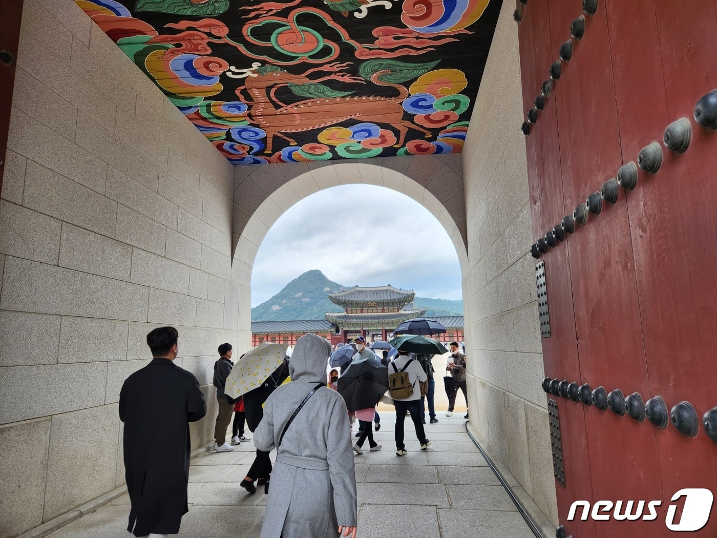 쌀쌀한 날씨에 나들이객 화들짝…패딩·내복 꺼내입고 추위 피해 실내로