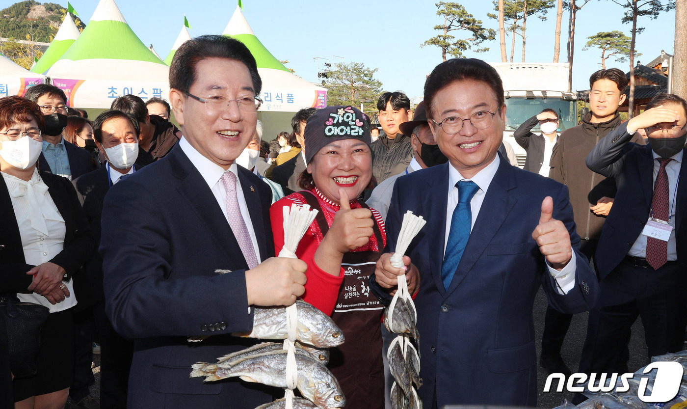 김영록 전남지사, 이철우 경북지사와 상생장터 방문