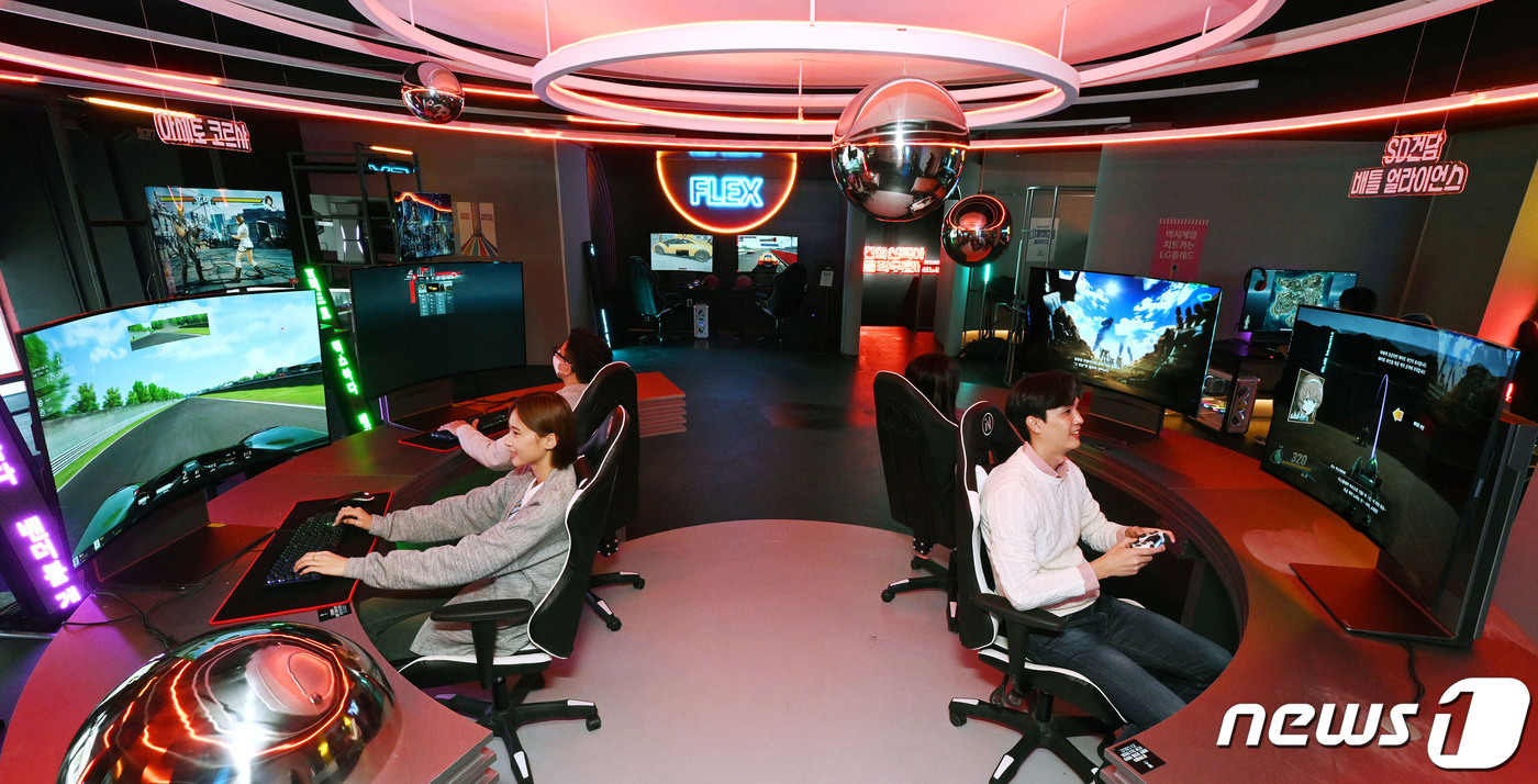 LG 금성오락실서 만나는 휘어지는 올레드 TV