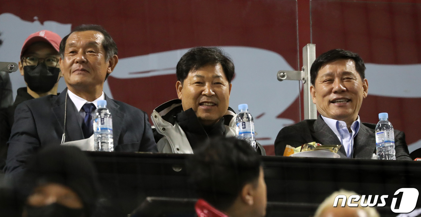 허구연 총재와 PO 1차전 관전하는 박철순과 이만수