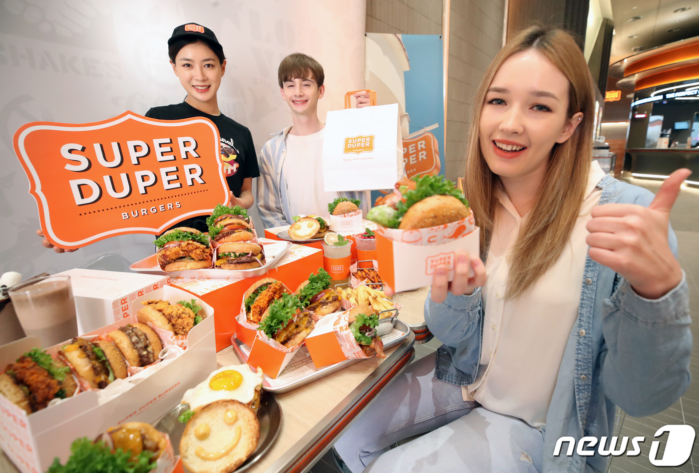 bhc그룹, 슈퍼두퍼 글로벌 1호점 오픈