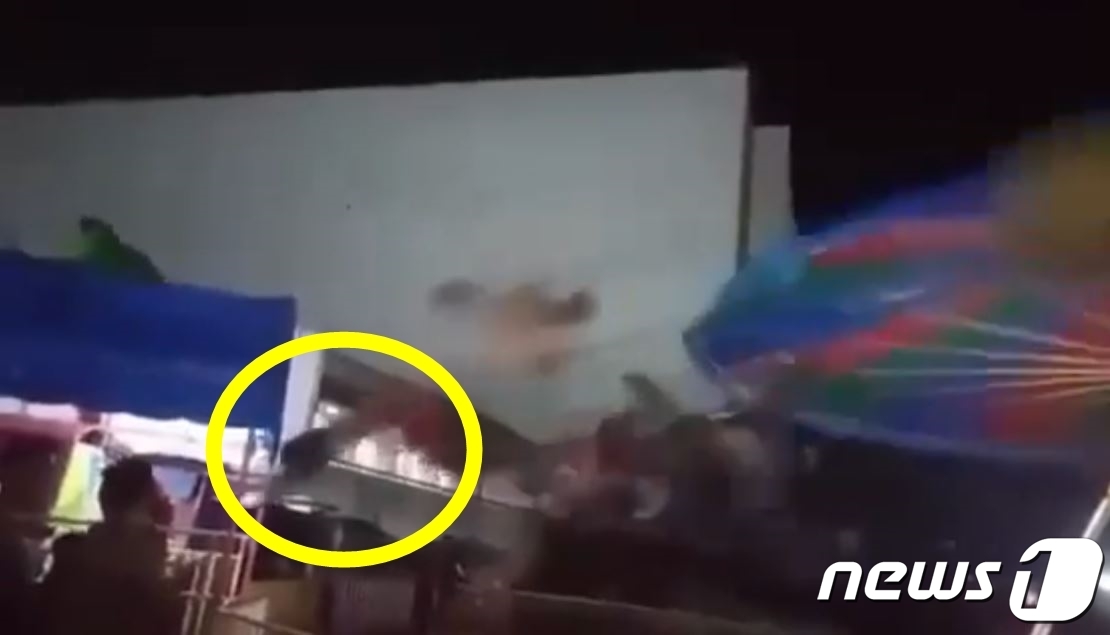회전그네 안전벨트 툭…총알처럼 튕겨나간 13세 소년 충격 [영상]