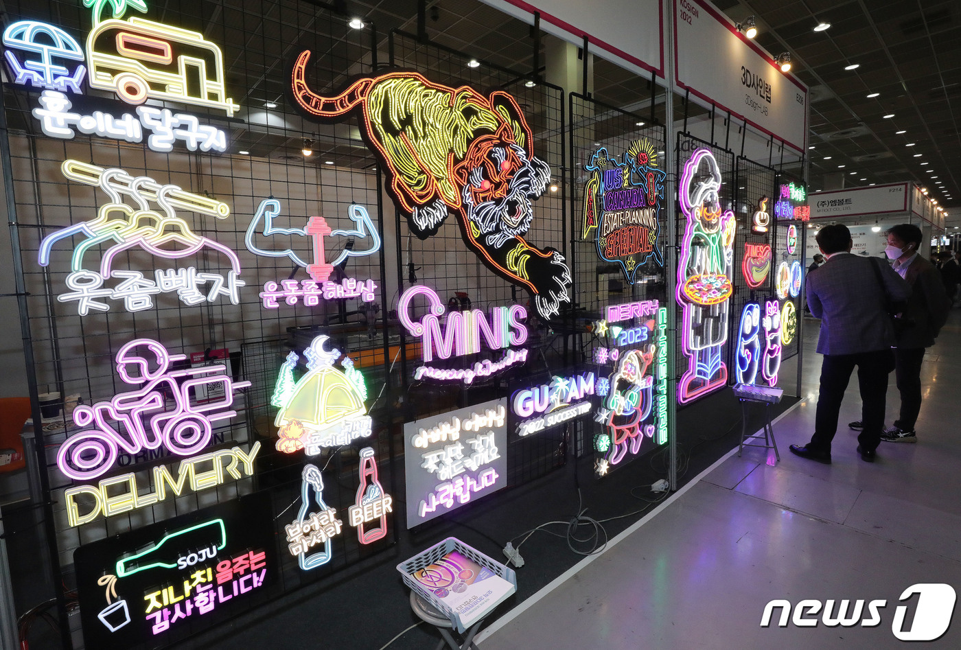 다양한 디자인의 네온사인 광고판