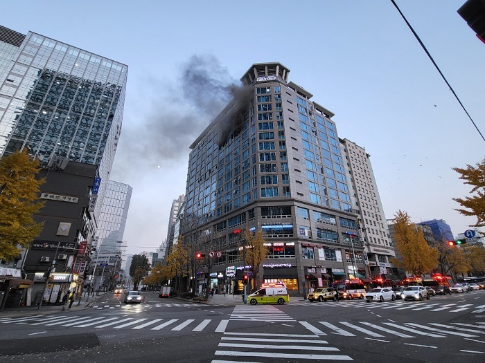 종로 스카이렉스 아파트 화재 발생, 우정국로 하위차로 차단(2보)