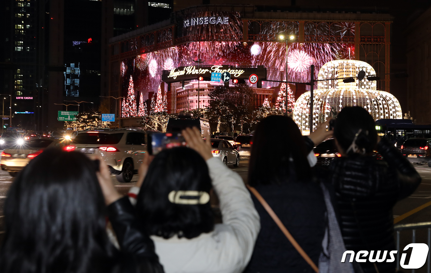 [뉴스1 PICK]백화점 업계, 화려한 크리스마스 조명 준비 끝… 불 밝힌 명동