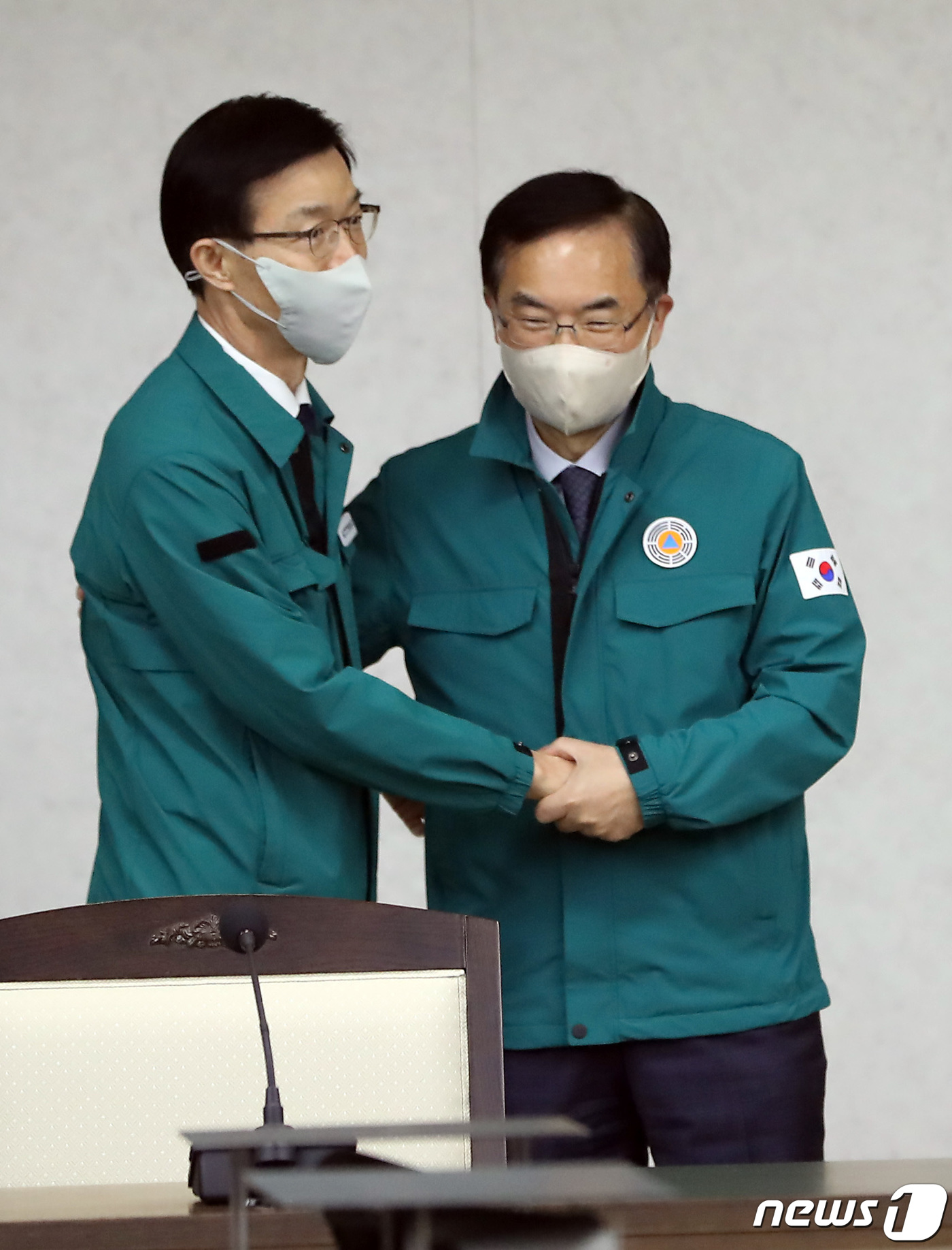 대화하는 조용만 문체부 2차관과 방문규 국무조정실장