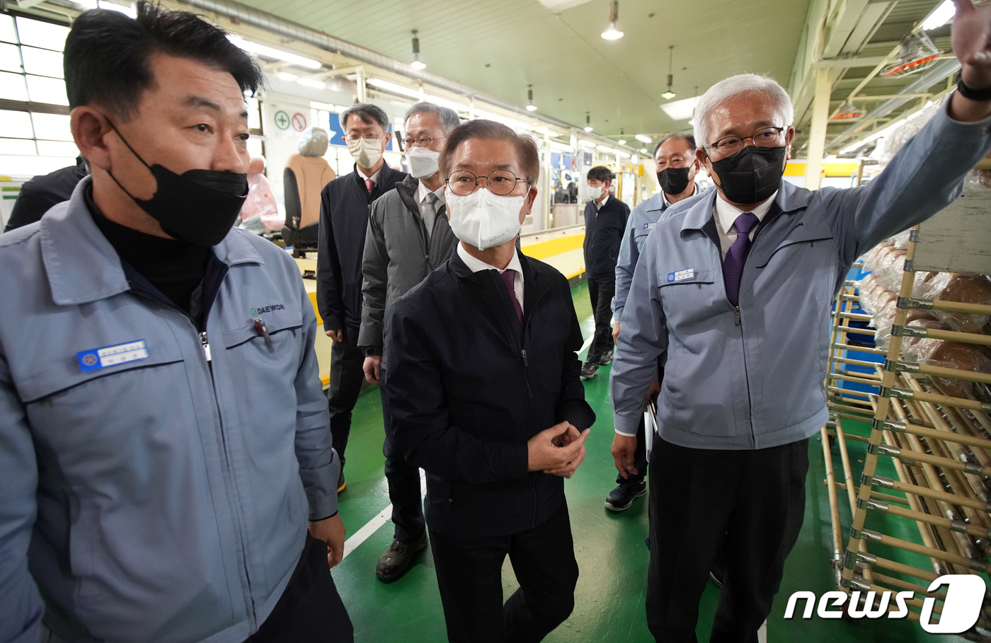 대원산업 안산공장 둘러보는 이정식 장관