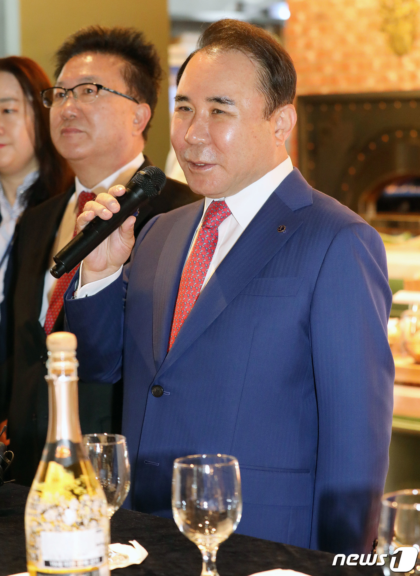 인사말하는 윤홍근 BBQ 회장
