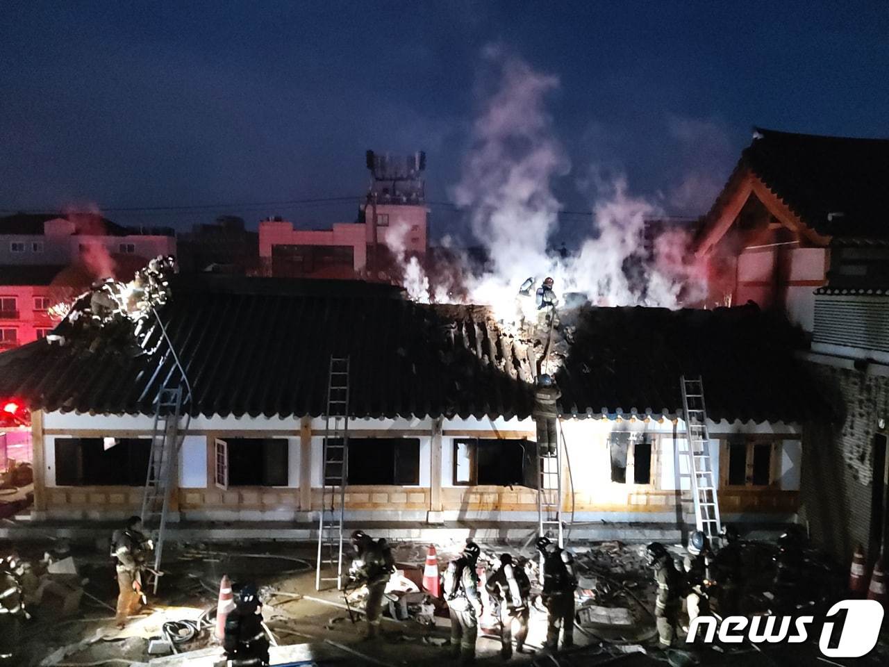 수원 남수동 공사현장서 불…한옥 지붕 등 불 타