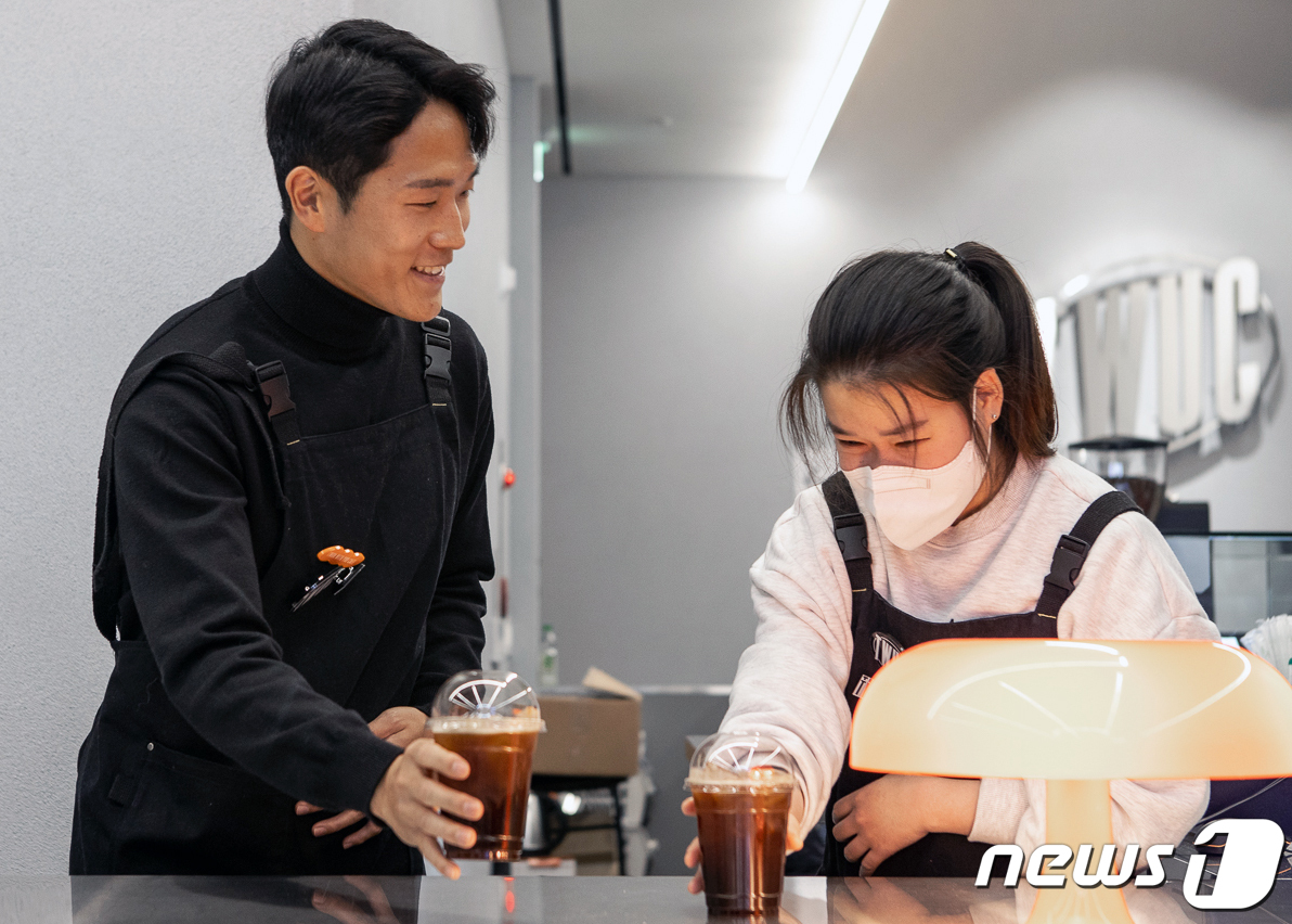고객님, 제가 처음 내린 커피예요