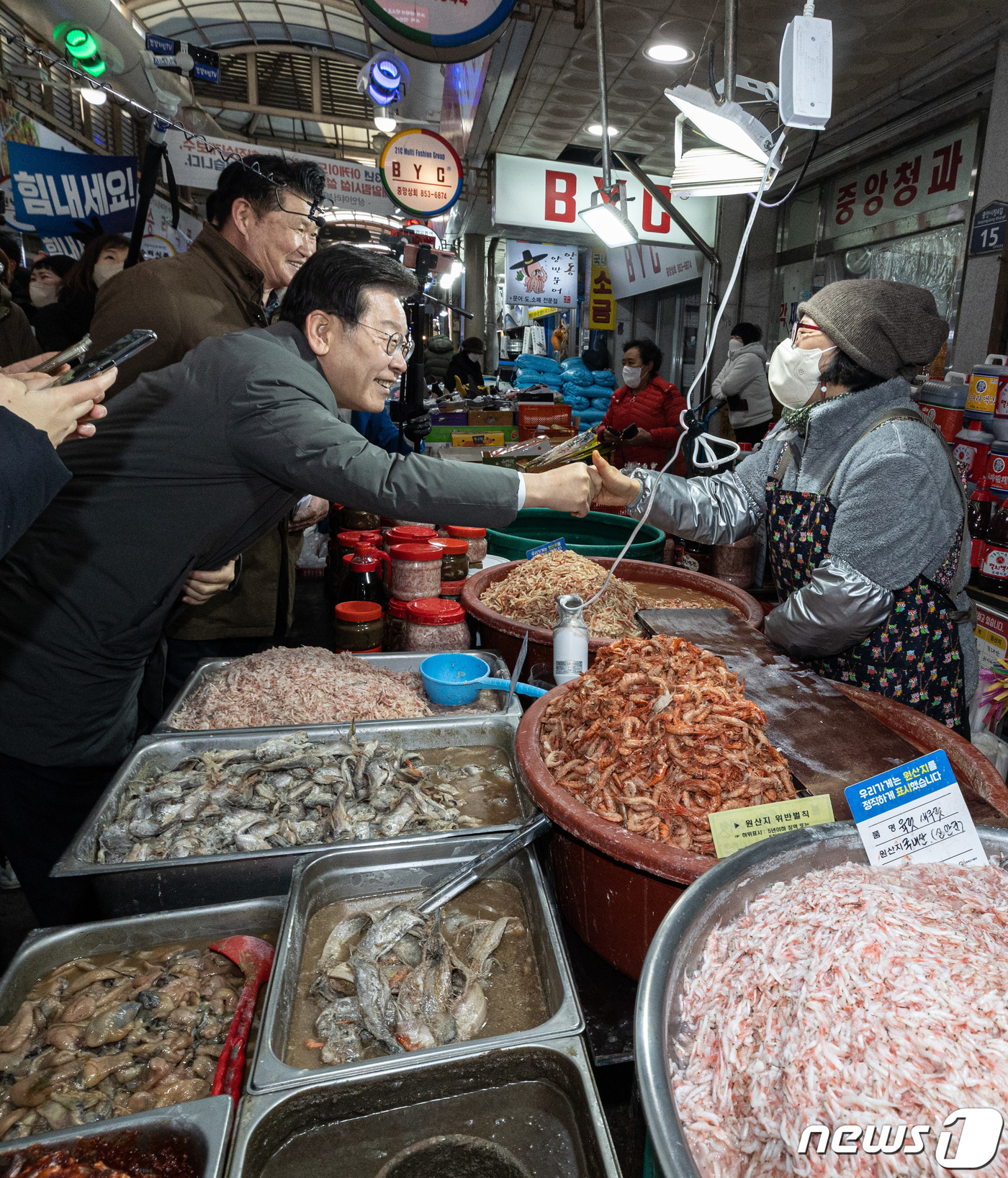 이재명 대표 안동중앙신시장 상인들과 인사