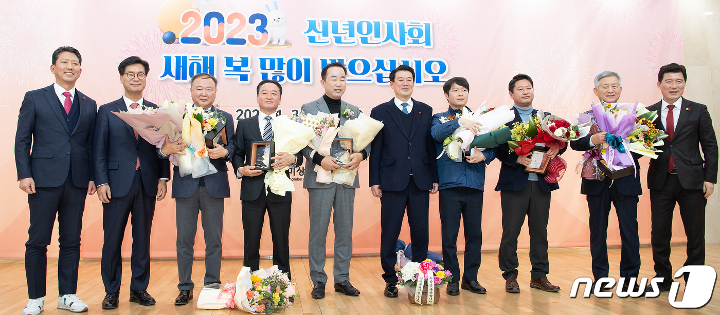 구미상공대상 받은 상공인들과 기념촬영하는 김장호 구미시장