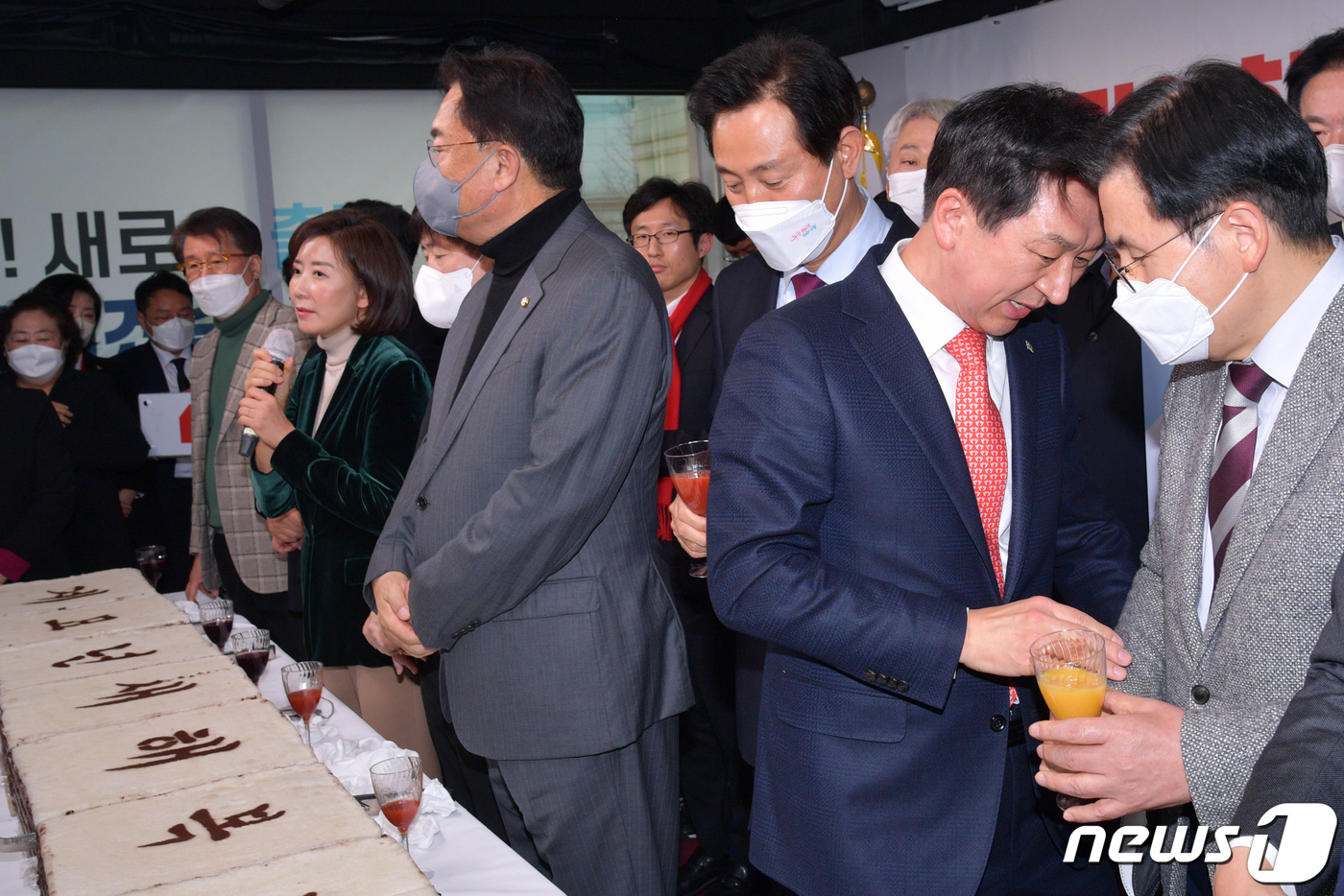 나경원 건배사 중 자리 뜨는 김기현