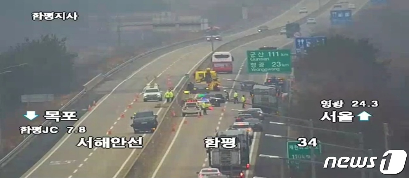 서해안고속도로서 카캐리어 차량 중앙분리대 들이받아…4명 부상