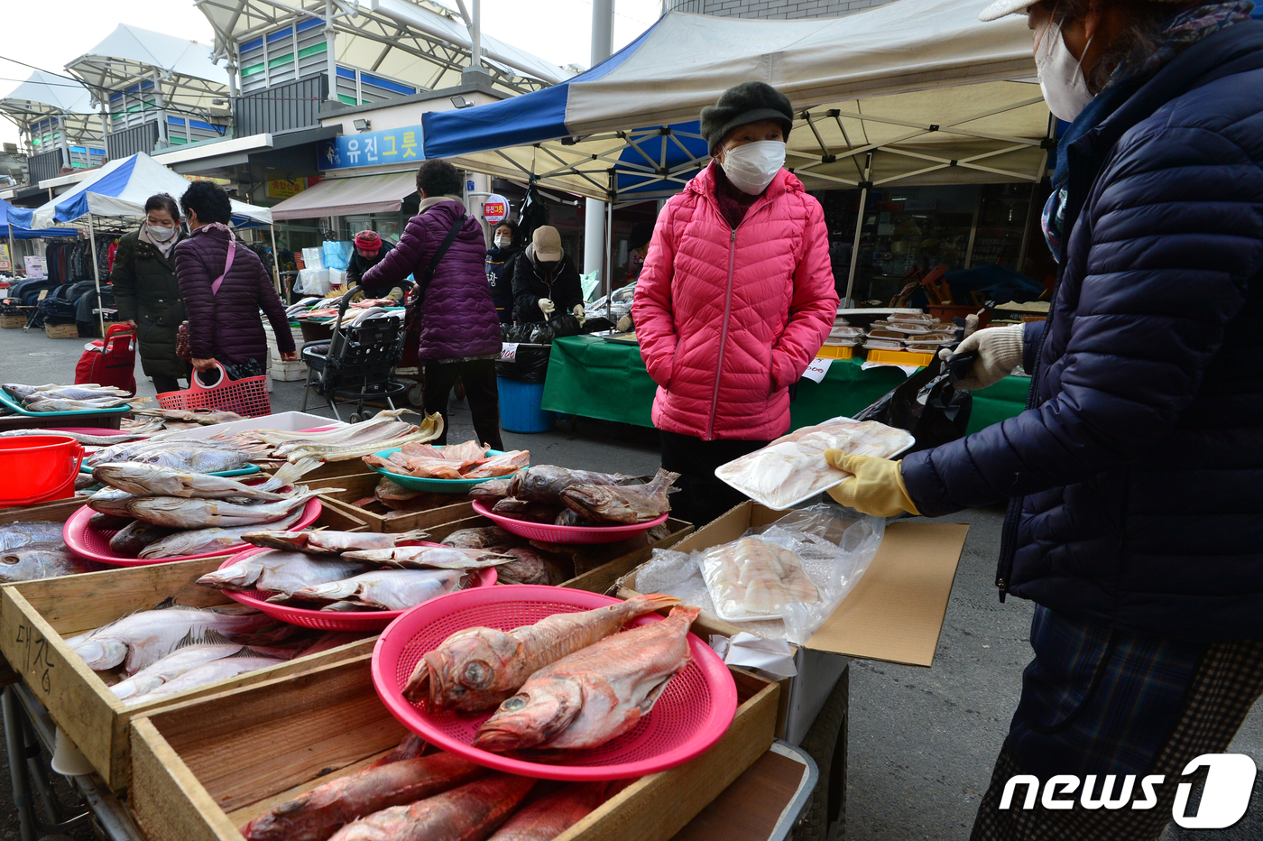 제수용 생선 구입하는 시민들