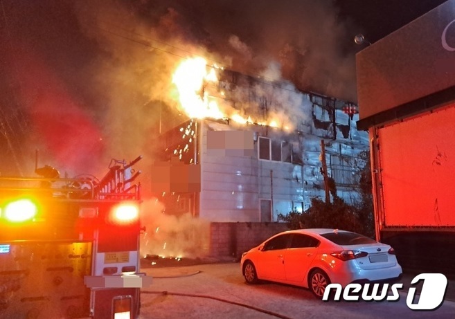 김제 가구단지 건물서 화재…진화 중
