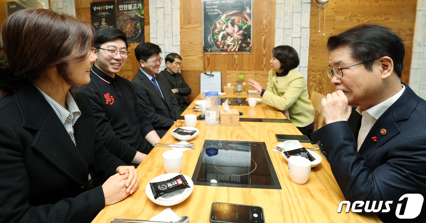 중소기업 대표 및 근로자 만나는 이정식 장관과 이영 장관