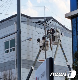 청주 오창산단 일원 순간 정전…전봇대 개폐기 문제 추정