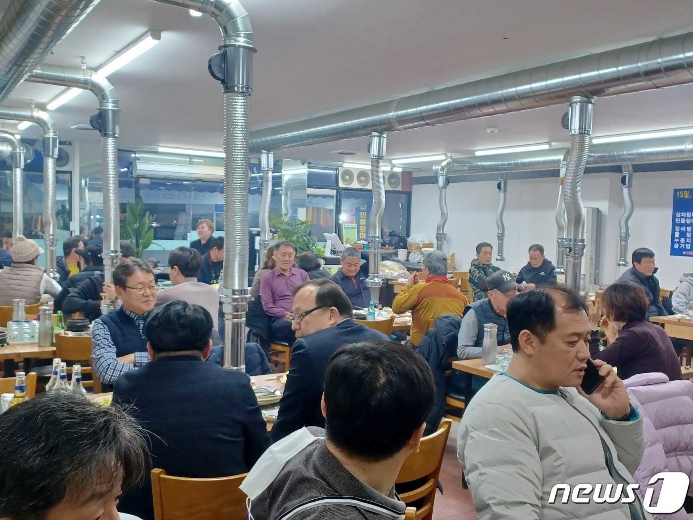 [르포] 소주·맥주 2천원…9명 술값 3만6000원, 이 식당은?