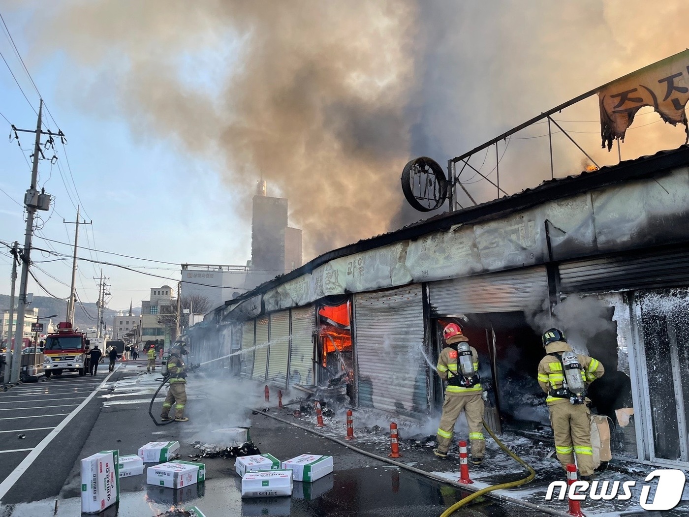 공주 농산물직판장 화재… 점포 10개 불에 타