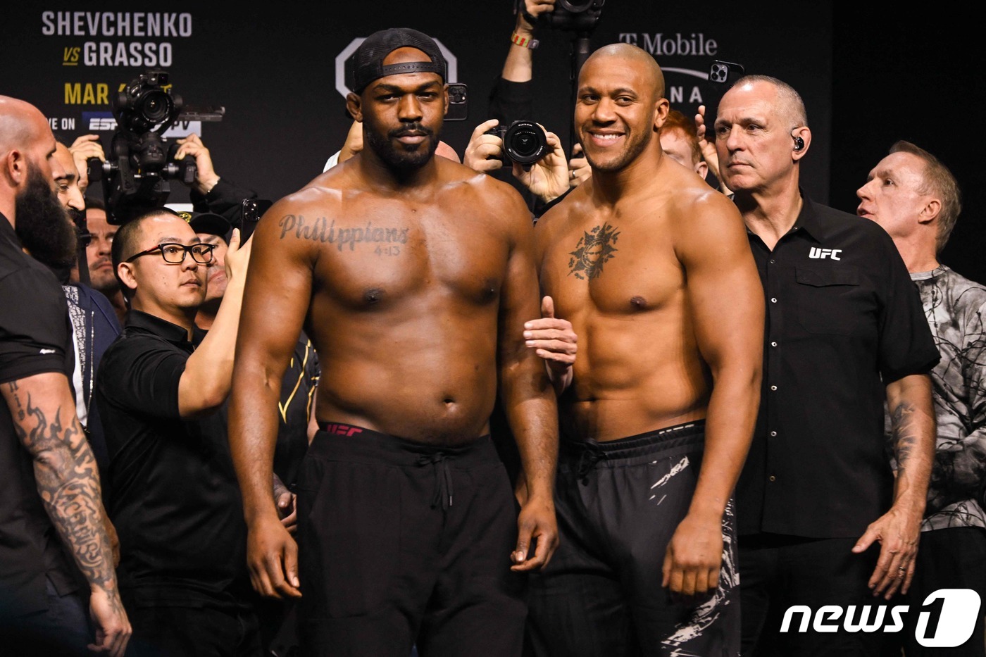 돌아온 존 존스, UFC 헤비급 타이틀전 계체 통과 "난 여전히 챔피언"