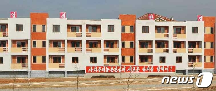 북한 농촌에 조성된 새 마을…특색 있는 문화주택들