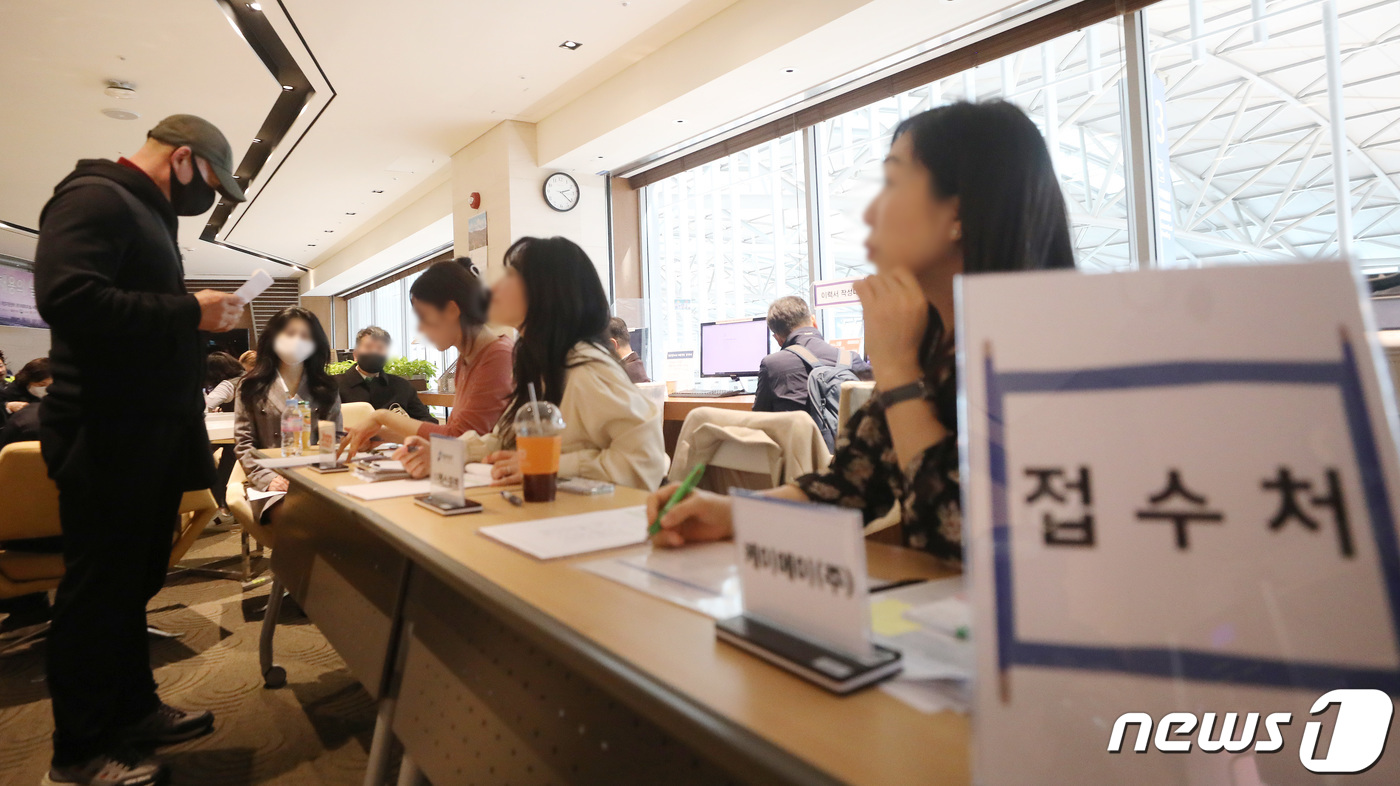 항공 일자리 찾는 구직자들