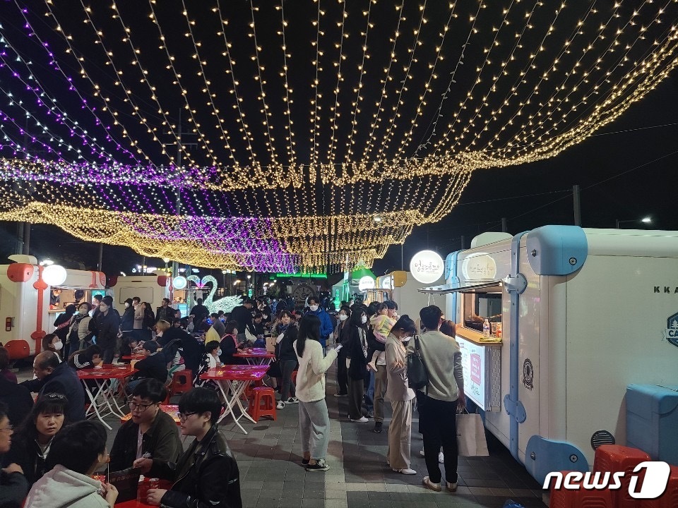 군산시, 푸드 트레일러 야시장 군산밤 푸드존 본격 운영