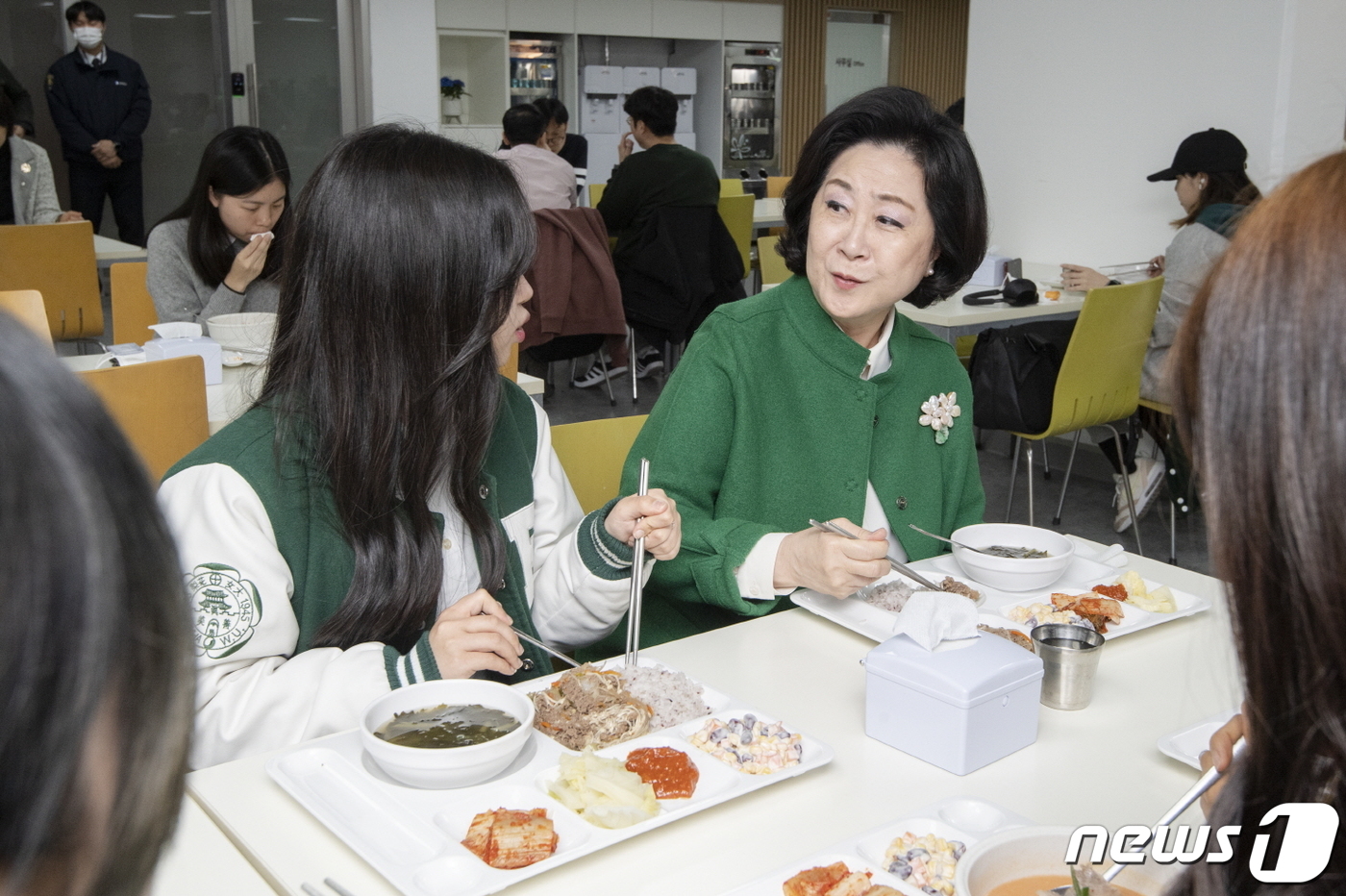 새롭게 연 학생식당 찾은 김은미 이화여대 총장