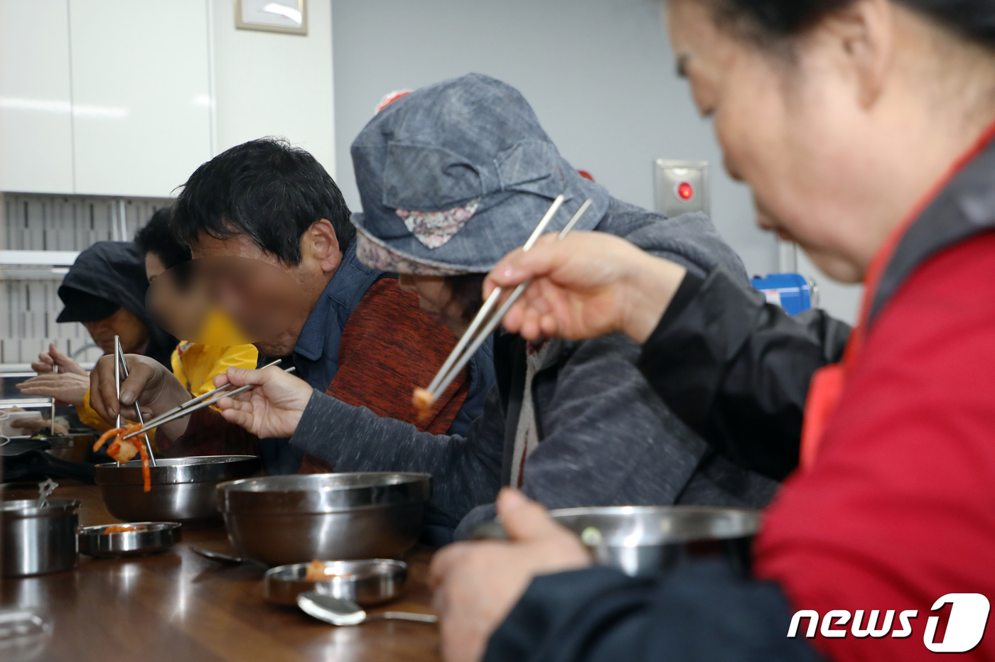 단돈 천원에 뜨끈한 국수 한그릇…고물가시대 가격 역주행