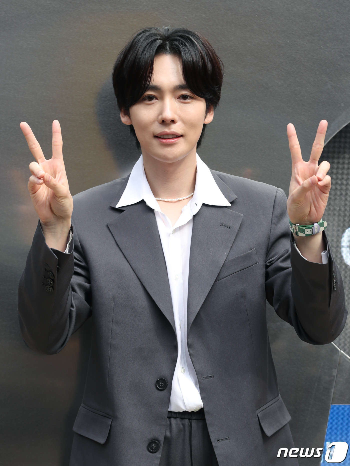 위너 김진우, 개구쟁이 브이
