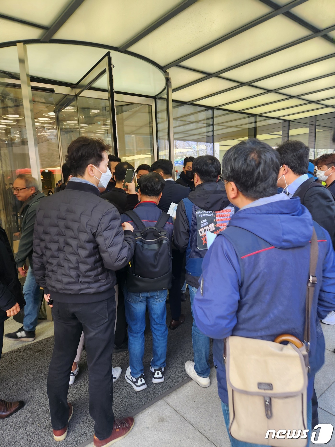 오너면 감옥에서 월급 받아도 되나…한국타이어 주주들 화났다(종합)