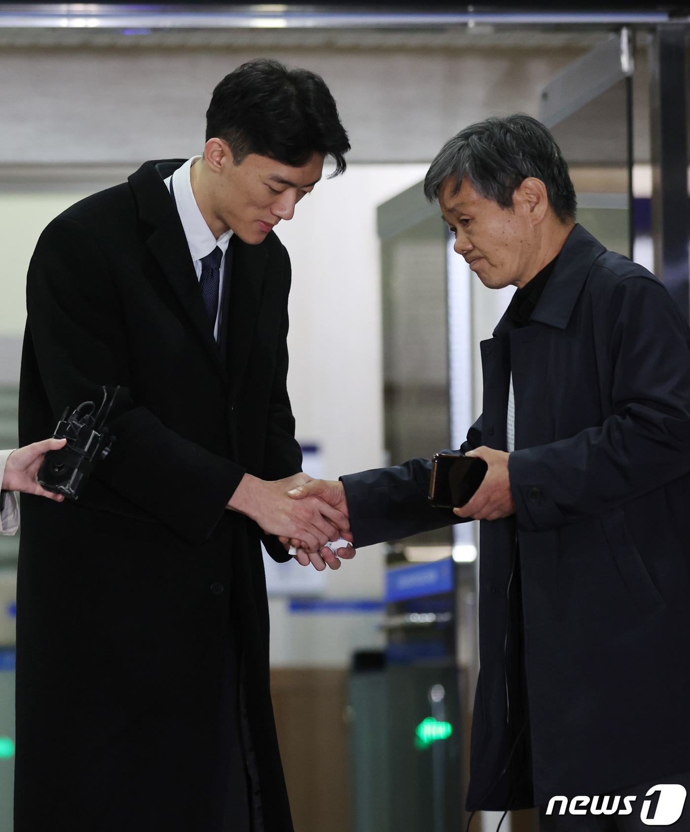 전태삼 씨와 인사 나누는 전우원 씨