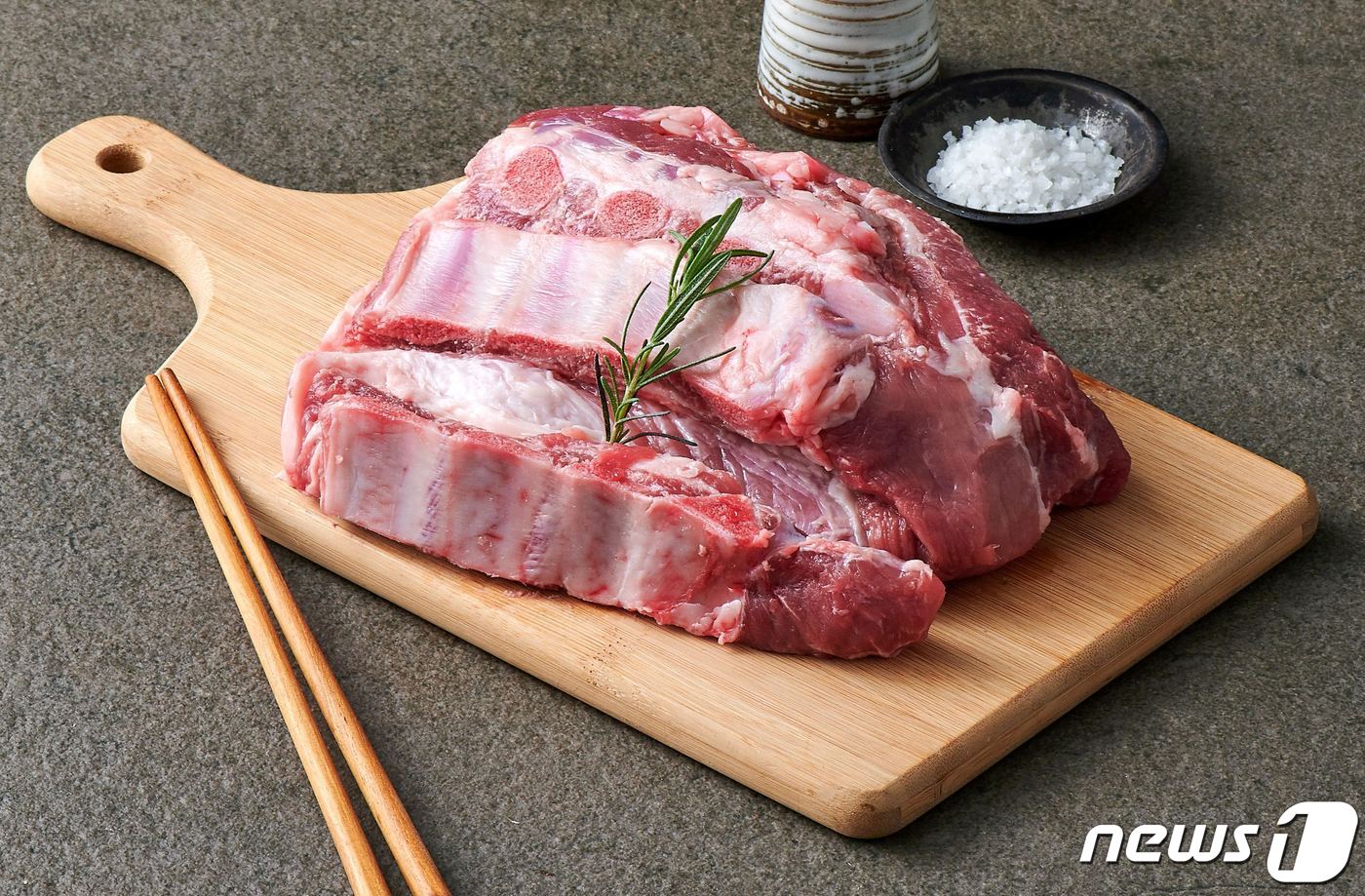 롯데마트 4월 한 달 돼지갈비는 990원, 족발은 반값