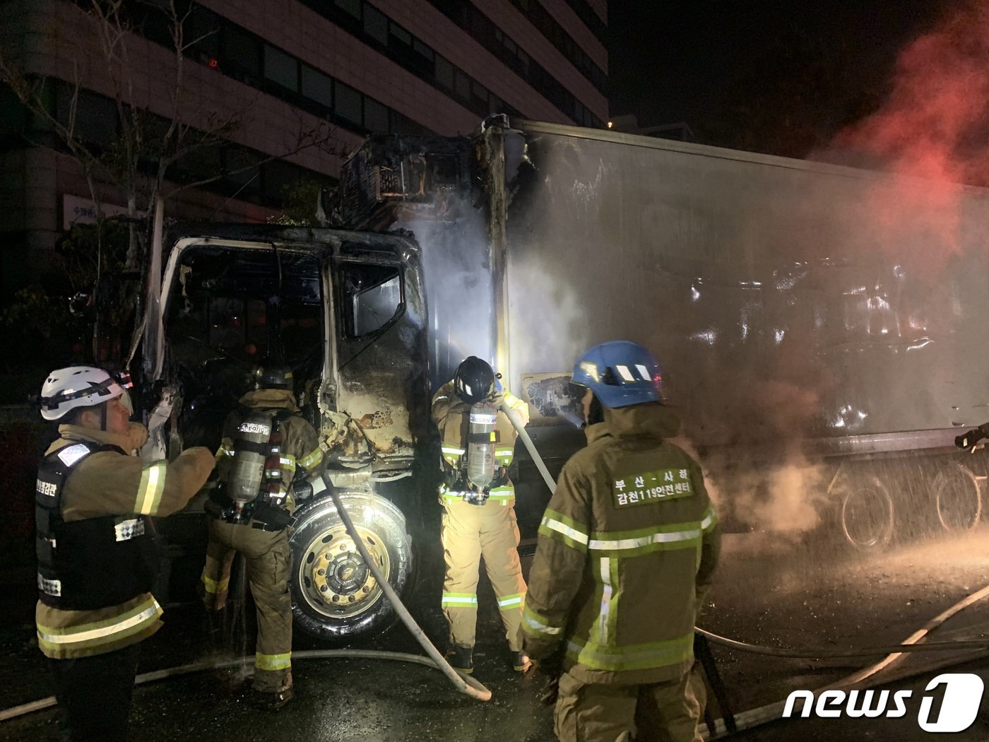 부산 도로변에 주차된 냉동탑차서 불…25분만에 진화
