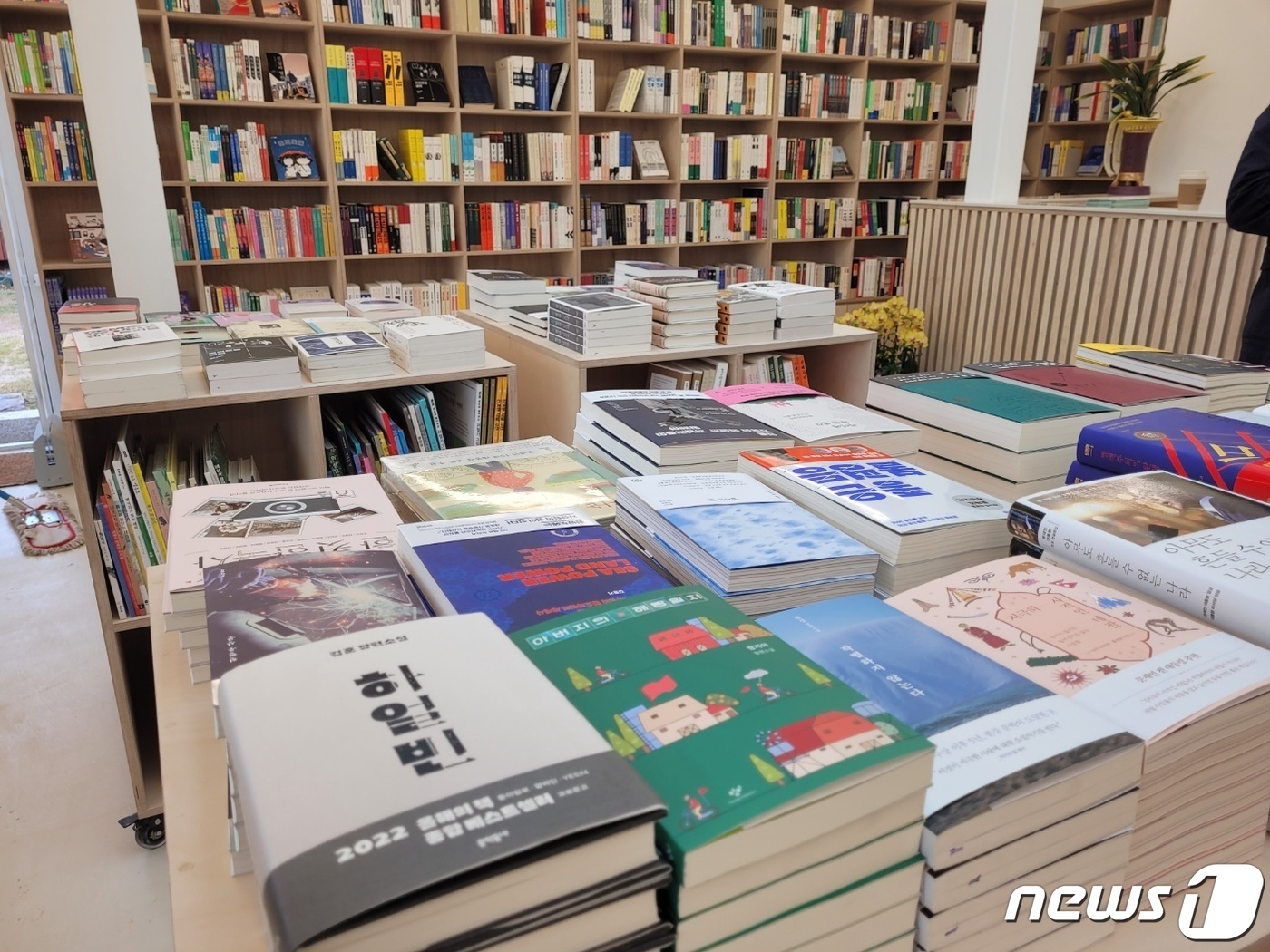 문재인 전 대통령 “평산책방, 마을 명소로 자랑거리 되길 바라”