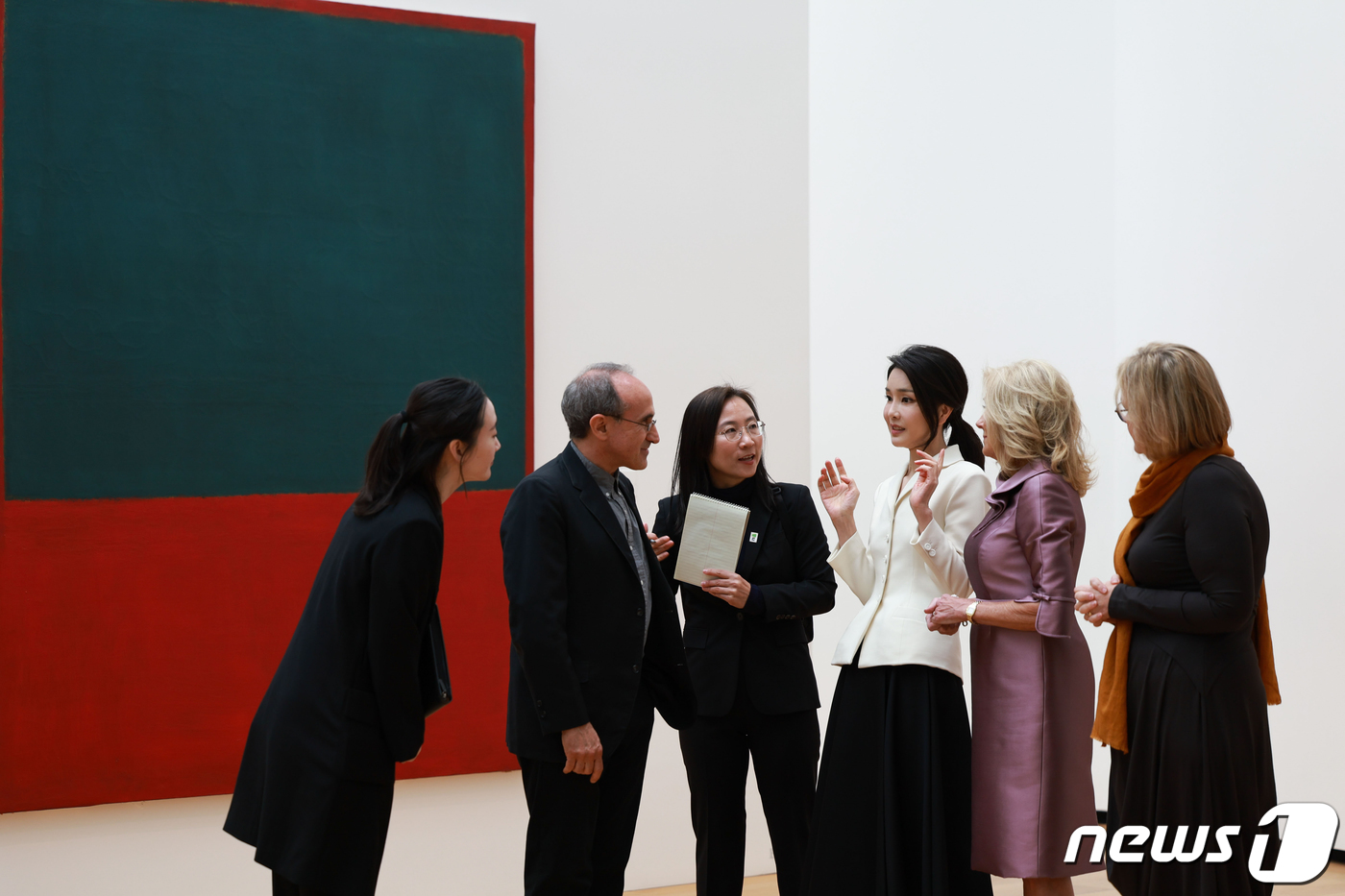 김건희 여사, 질 바이든 여사와 마크 로스코 전시 관람
