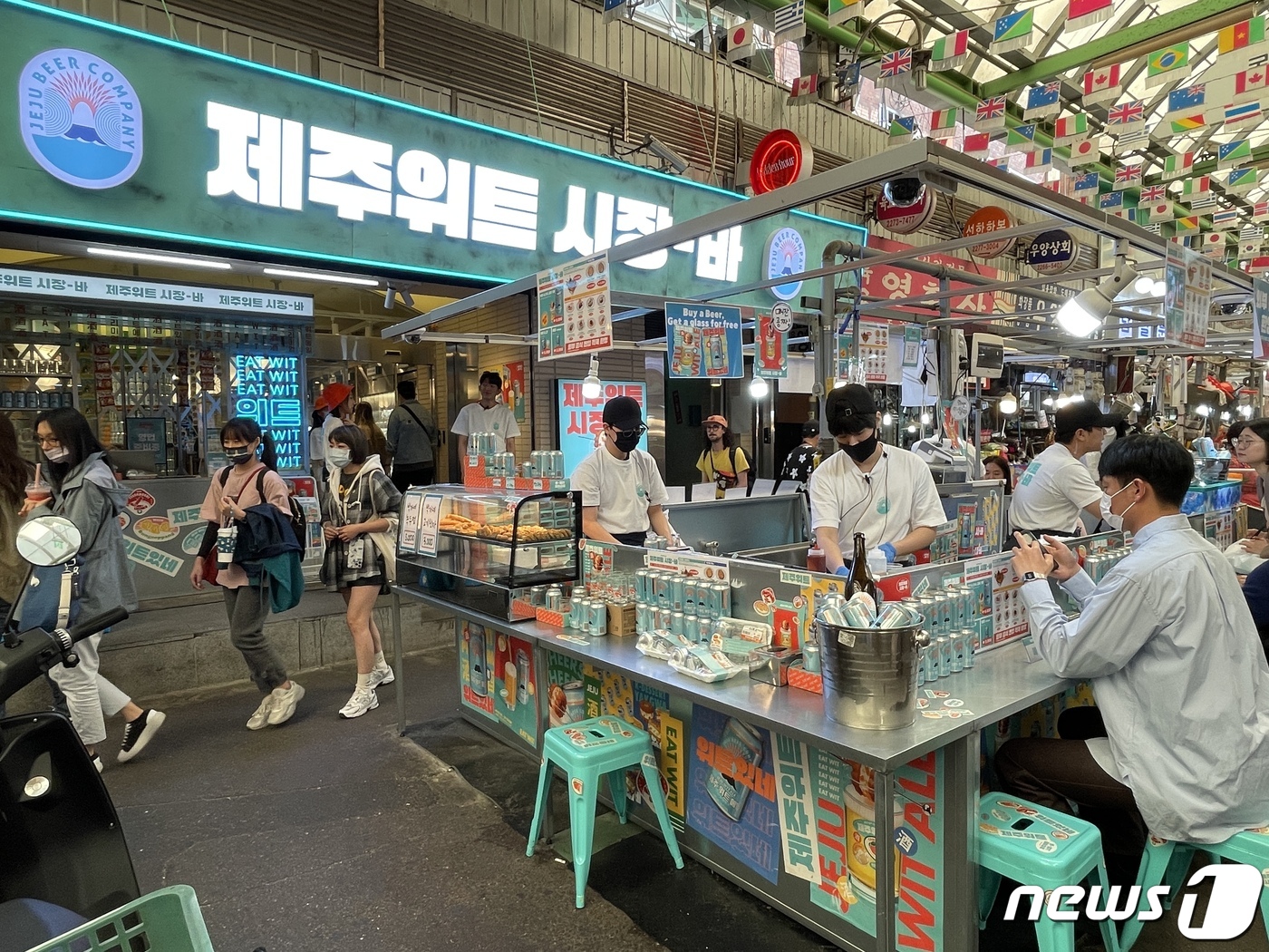 [르포]광장시장서 즐기는 제주맥주 맛은…MZ세대 공략