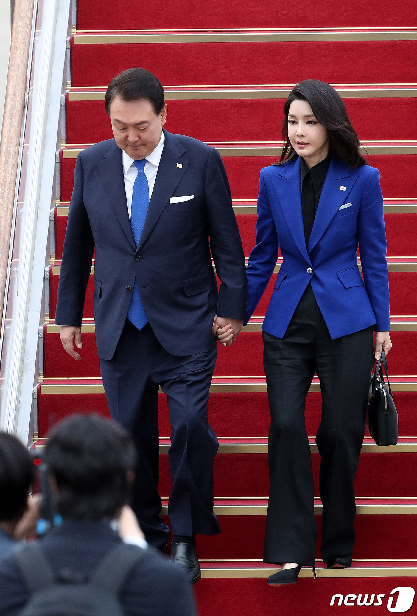 김건희 여사와 손잡고 트랩 내려오는 윤 대통령