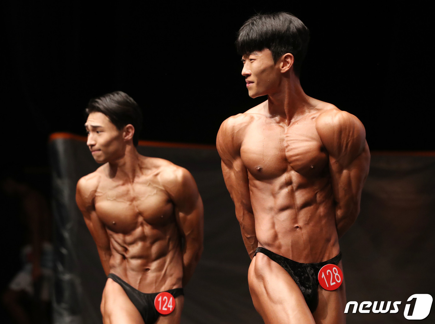 근육질 육체미 뽐내는 학생들