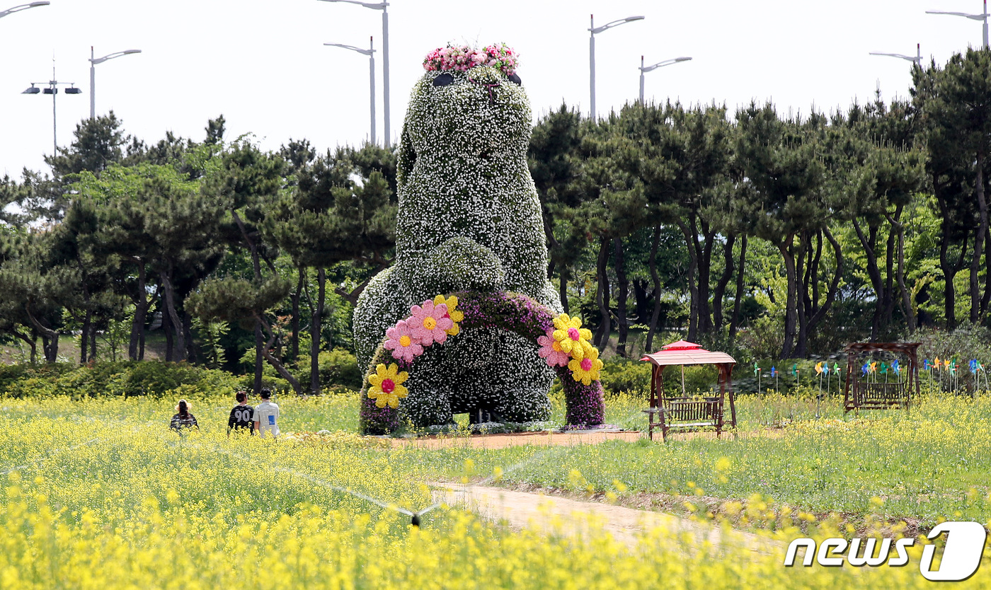 꽃밭 된 인천공항 하늘정원