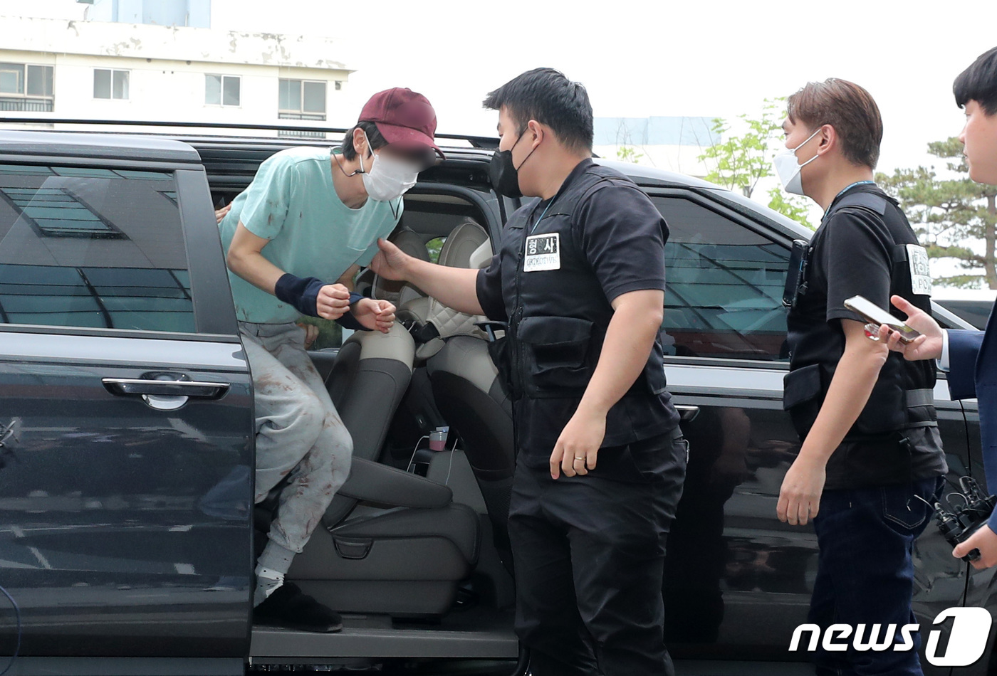 금천경찰서 도착한 동거녀 살해 피의자