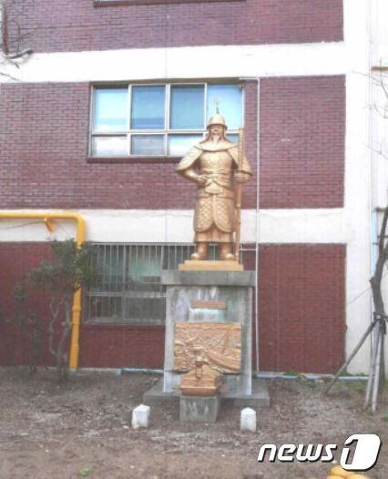 부산 한 초등학교 이순신 장군 동상 철거 두고 기증자·학교 갈등