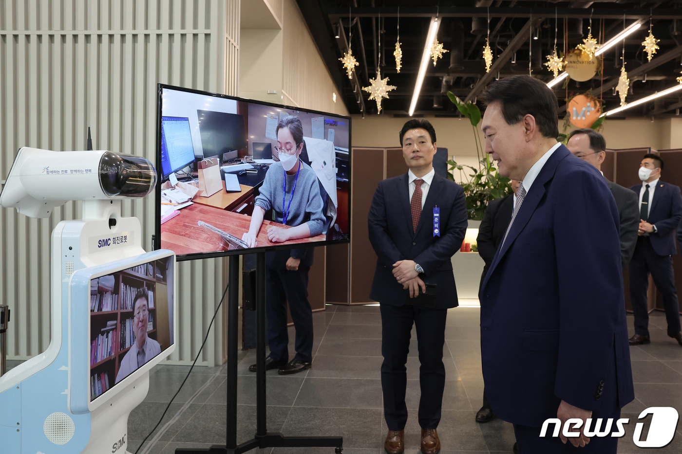 윤 대통령, 삼성서울병원 회진로봇 시연