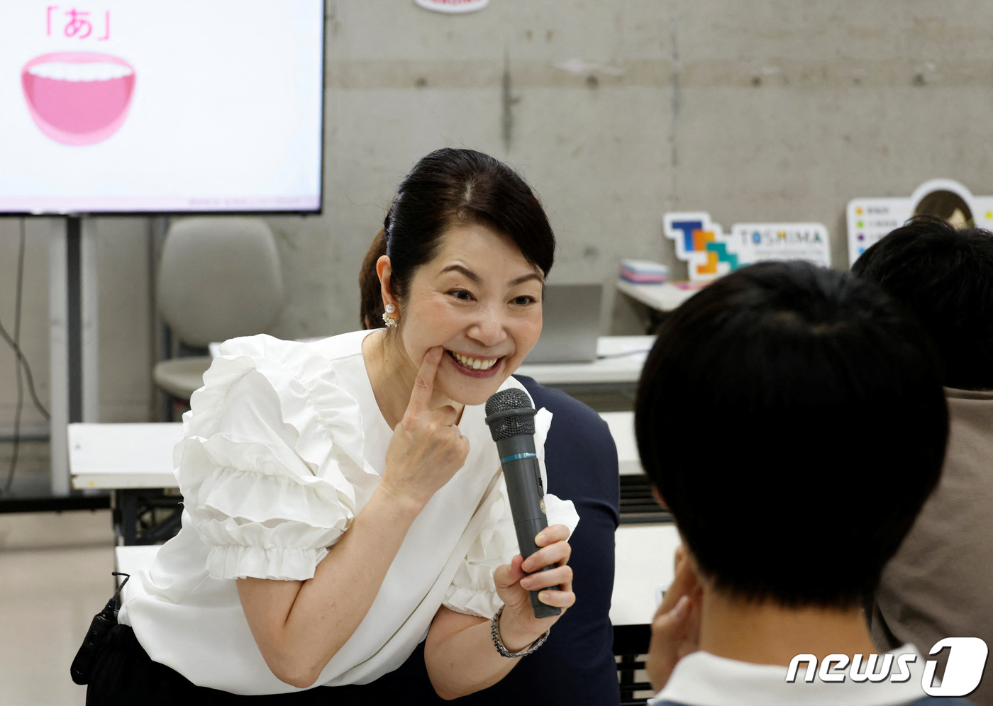 돈 주고 미소짓는 법 배워요 마스크 벗기 시작한 일본인들의 일상