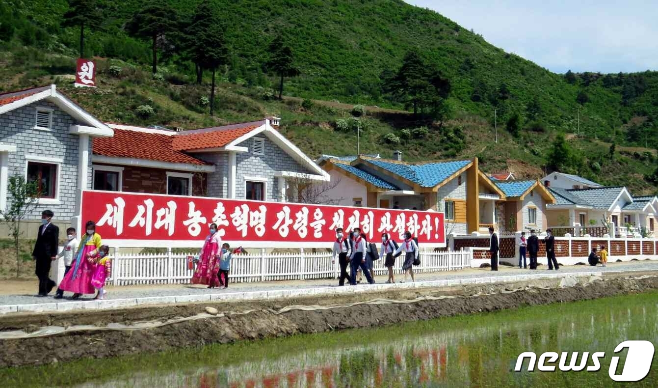 노동신문에 실린 농촌 새 살림집…미래 펼쳐놓은 마을들